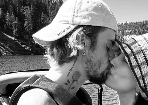 Justin Bieber posta foto mostrando barriguinha de grávida de Hailey 