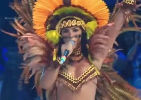 Cunhã Marciele Albuquerque surge cantando em ensaio do Caprichoso e divide opiniões