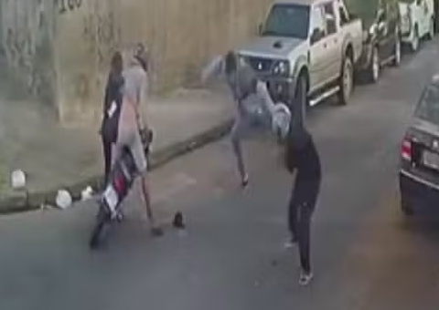 Justiceiro dá ‘voadora’ em ladrões em tentativa de assalto e dupla foge mancando; vídeo