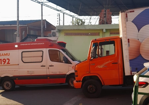 Casal e criança em motocicleta ficam feridos em acidente com caminhão no Petrópolis