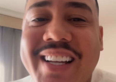 Ex-BBB Lucas Buda posa ao lado de Caprichoso e Garantido ao chegar em Manaus