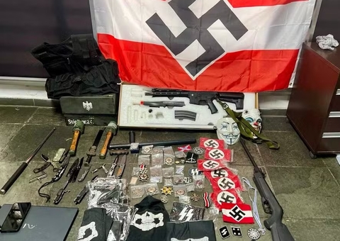Jovem é preso com drogas e mais de 100 símbolos nazistas