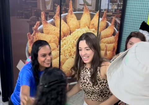 Ex-bbb Beatriz Reis é tietada por fãs no aeroporto de Manaus 