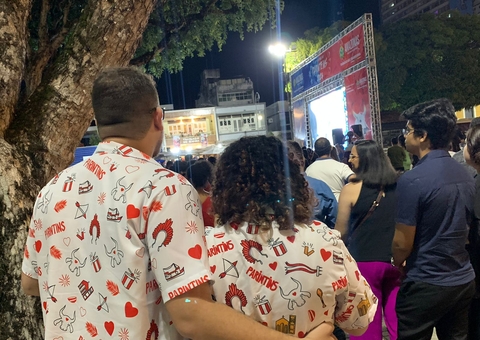 Casal investe em roupa temática para curtir Festival de Parintins a distância
