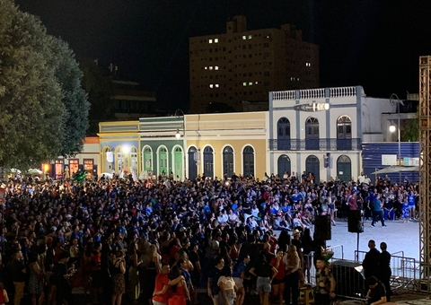 Público lota Largo de São Sebastião durante transmissão do Festival de Parintins