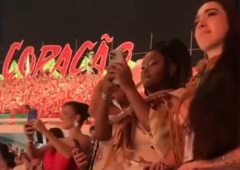 Emocionados, ex-BBBs choram durante apresentação de Isabelle no Festival de Parintins; vídeo