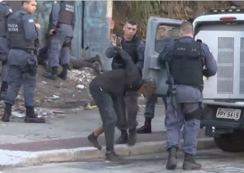 Ataque a tiros deixa ao menos quatro mortos e dois feridos