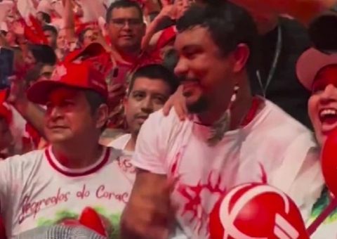 Xamã curte Festival de Parintins em meio à galera do Garantido