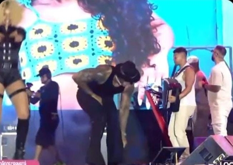 Léo Santana fica de 'perna bamba' ao ser atingido por celular em parte íntima; vídeo