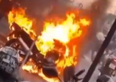 Motocicleta pega fogo em meio ao trânsito em Manaus; vídeo