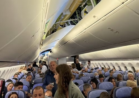 Vídeo: Turbulência em avião deixa 30 feridos em pouso de emergência