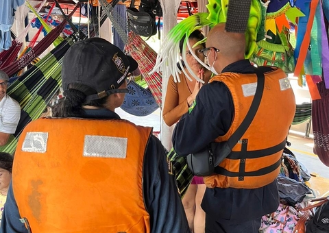 Marinha socorre passageiros ilhados após barco ficar sem combustível no Rio Amazonas