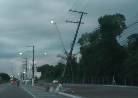 Poste corre risco de desabar sobre veículos em avenida no Distrito Industrial