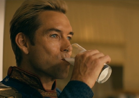 Anthony Starr explica porquê Capitão Pátria bebe tanto leite em The Boys