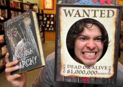 Cotado para viver Ace, Xolo Maridueña posa com cartaz de procurado de One Piece