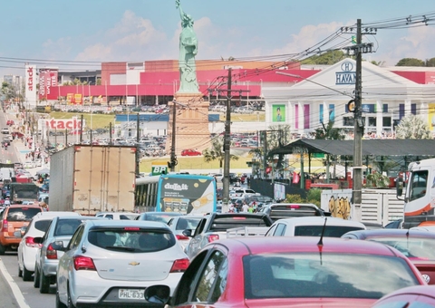 Trânsito fica caótico após inauguração de loja na Avenida das Torres 