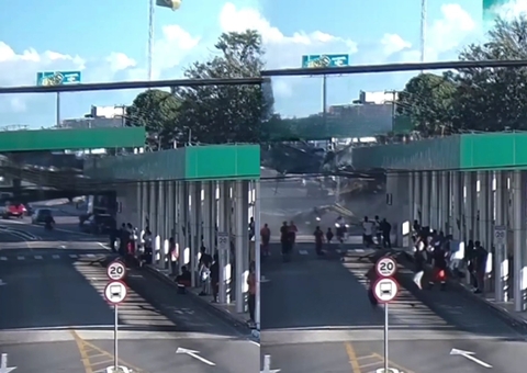 Vídeo mostra passarela desabando ao ser atingida por carreta na Torquato Tapajós