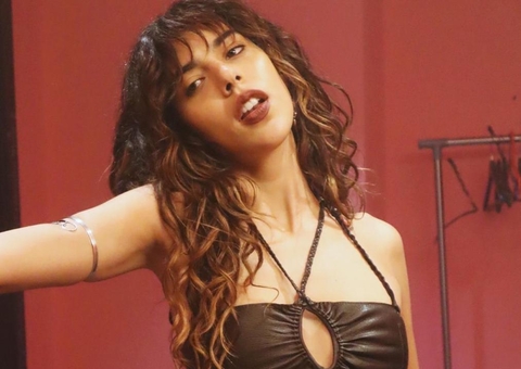 Marina Sena deixa mamilos à mostra durante viagem pela Europa