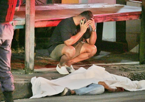 Homem morre com faca cravada no peito após discussão no São José