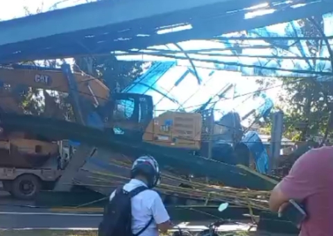 Vídeo: Trator e escavadeira derrubam passarela em acidente na Torquato Tapajós