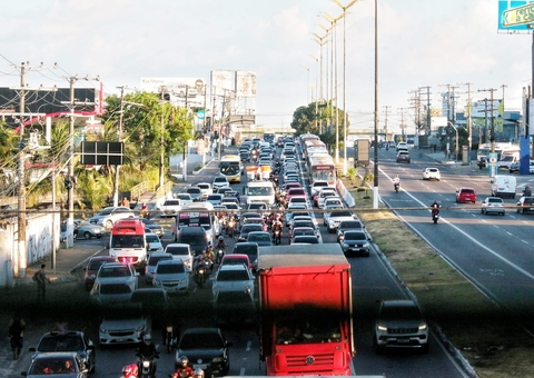 Trânsito fica caótico após passarela ser derrubada em acidente na Torquato Tapajós