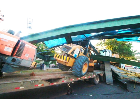 Veja fotos dos destroços da passarela derrubada em acidente na Torquato Tapajós