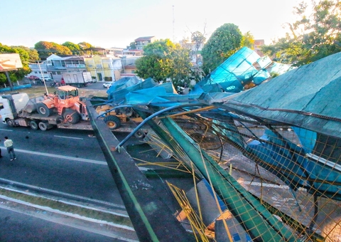 Empresa de carreta que derrubou passarela na Torquato terá bens apreendidos