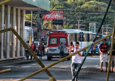 Dois homens ficam feridos em acidente com passarela na Torquato Tapajós