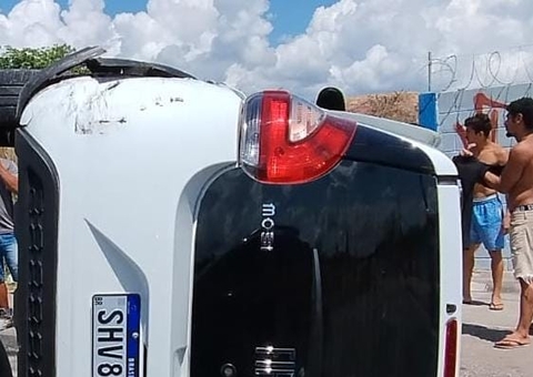 Carros capotam após colisão violenta na AM-010; veja vídeo