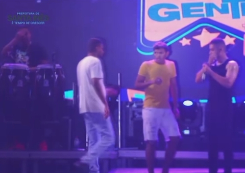 Vídeo: Homem invade palco durante show para escapar de ser morto