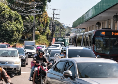 Vídeo: Trânsito na Torquato Tapajós é alterado após queda de passarela