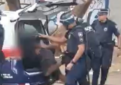 Guardas municipais que agrediram morador de rua algemado são afastados