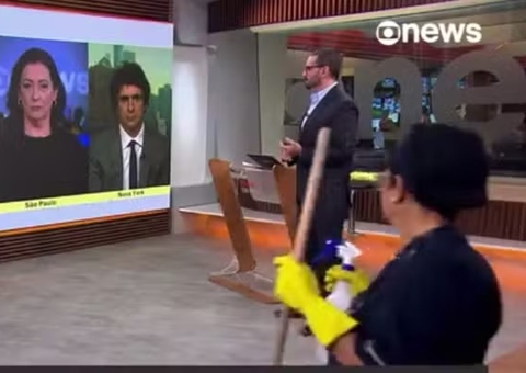 Funcionária da limpeza “invade” jornal da GloboNews sem saber que estava ao vivo; vídeo