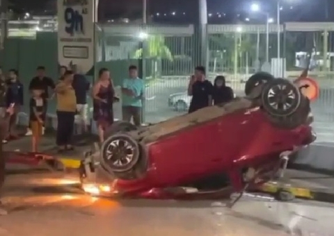Vídeo: Perseguição termina com carro capotado e tiroteio em frente de Shopping em Manaus