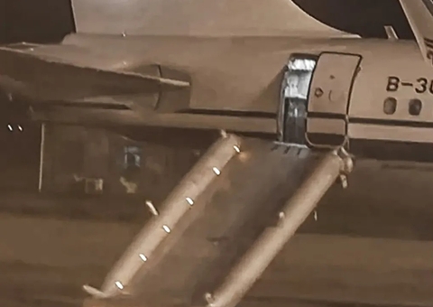 Passageira abre saída de emergência de avião ao confundir com banheiro