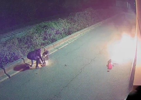 Vídeo: Criminoso ateia fogo em centro comercial e acaba se queimando