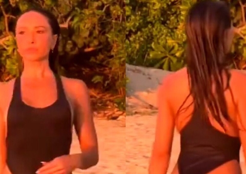 Sabrina Sato aposta em maiô cavadíssimo em praia no Japão e enlouquece seguidores