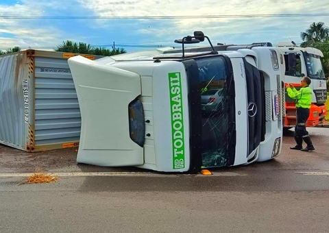 Pane mecânica faz carreta tombar no meio da Avenida das Flores 