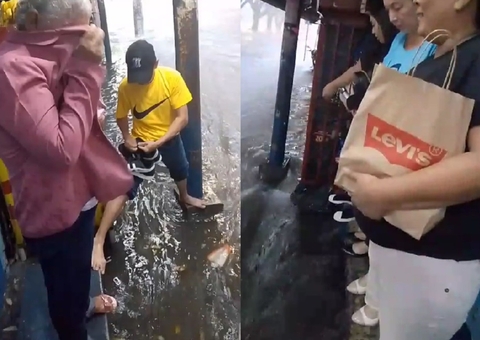 Vídeo: Passageiros se amontoam em bancos de parada para fugir de alagamento no Centro