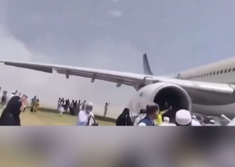 Avião pega fogo ao pousar com quase 300 pessoas no Paquistão; vídeo
