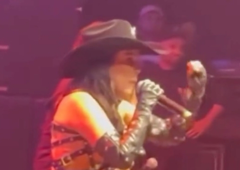 Vocalista do Calcinha interrompe show e esculacha mulher: 'respeita, porr*'