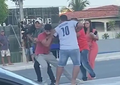 Motorista envolvido em acidente agride equipe de TV durante reportagem; vídeo