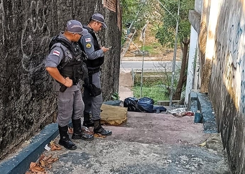 Envolto em saco, corpo de homem é abandonado em escadaria no Santo Agostinho