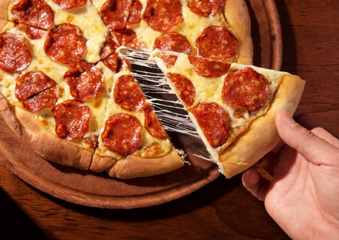 Prática comum, cobrar o sabor mais caro da pizza de 2 sabores é abusivo, diz Procon