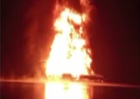 Vídeo: Embarcação carregada de combustíveis explode e deixa uma pessoa desaparecida