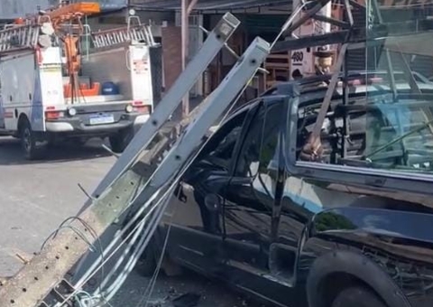 Carreta arranca fios de energia e derruba poste sobre carro na Compensa; vídeo