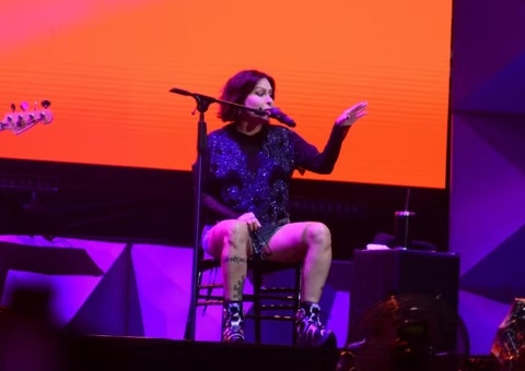 Pitty faz show sentada após cirurgia 