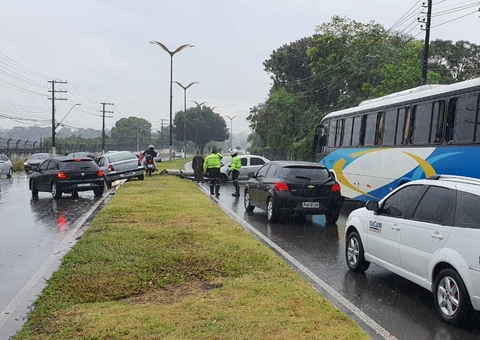 Carro derruba poste durante chuva e bloqueia trânsito na Av. Torquato Tapajós
