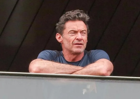 Hugh Jackman aparece em varanda de hotel no Rio de Janeiro; veja