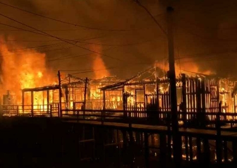 Vídeo: Incêndio destrói mais de 12 casas em madrugada assustadora no Amazonas